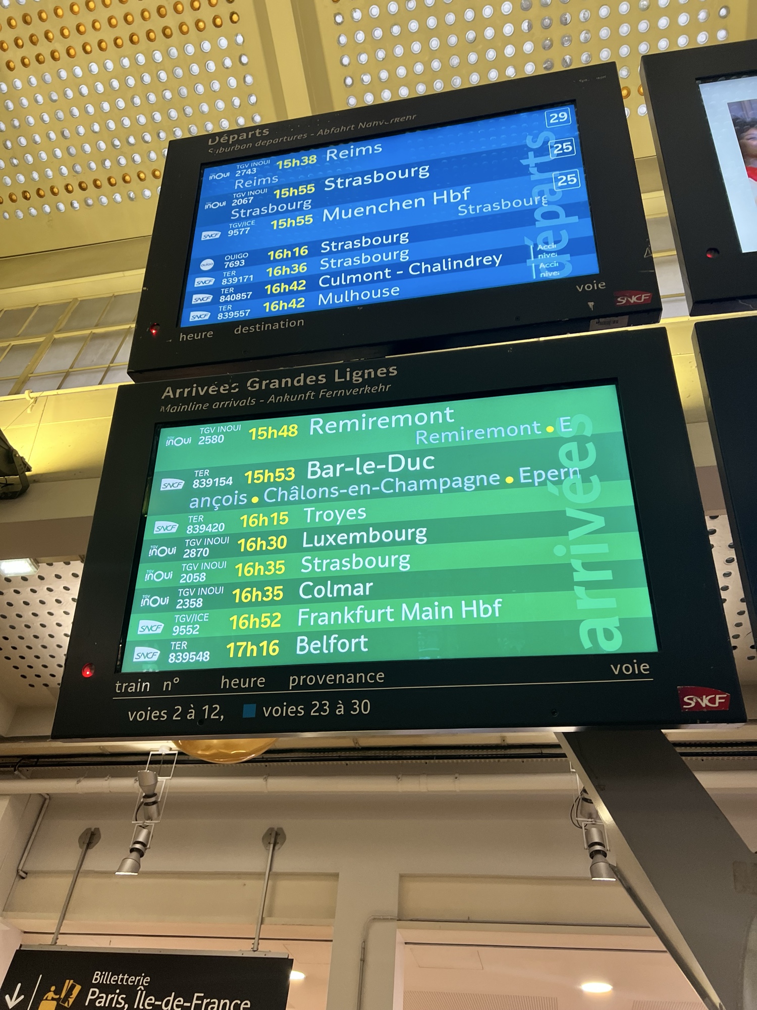 “Gare de l’Est” Train Station Informational Screens, in Paris