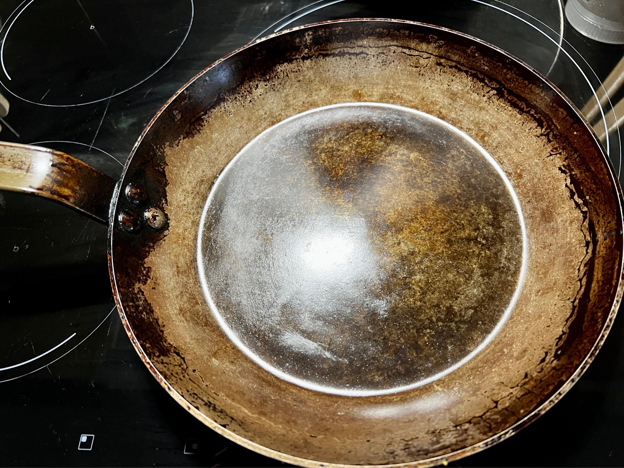 Photographie d’une poêle en acier carboné deux mois après son reculottage.