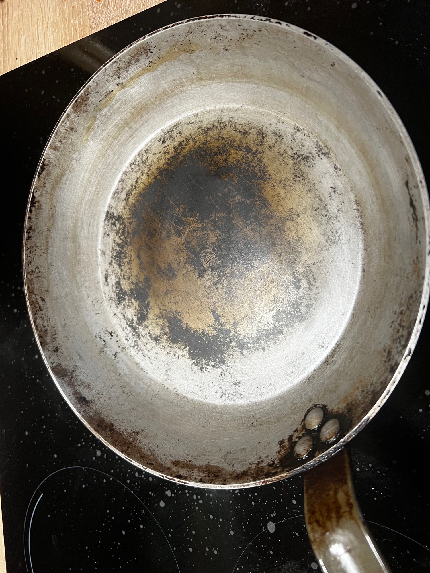 Une poêle en acier carboné après un culottage.