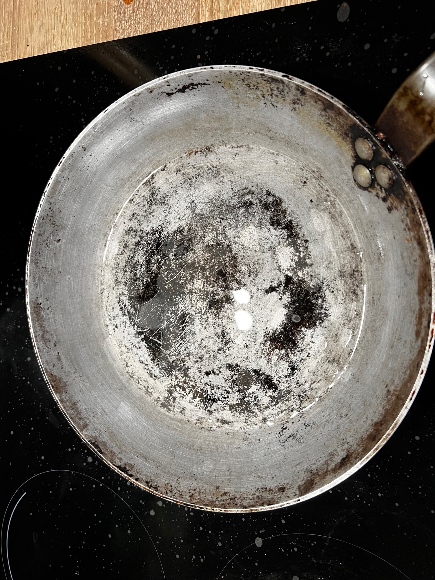 Une poêle en acier carboné après déculottage.