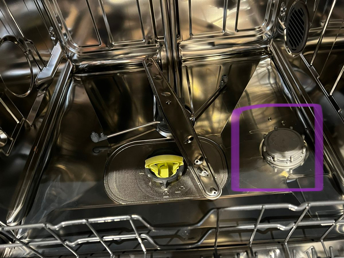Fond d’un lave-vaisselle:
En violet, le bac à sel.
On y voit aussi le filtre avec une poignée jaune.